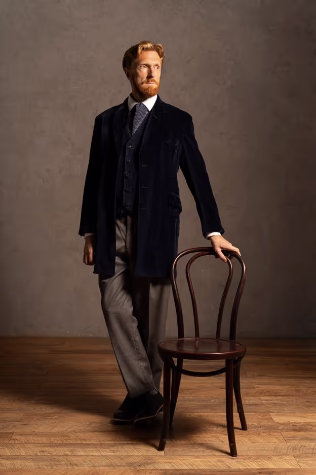 Beatnik Suit: Loose-fitting suit with unstructured jackets and dark colors.