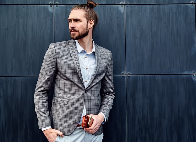 Slim Suit: Suit with narrow lapels and fitted jackets.